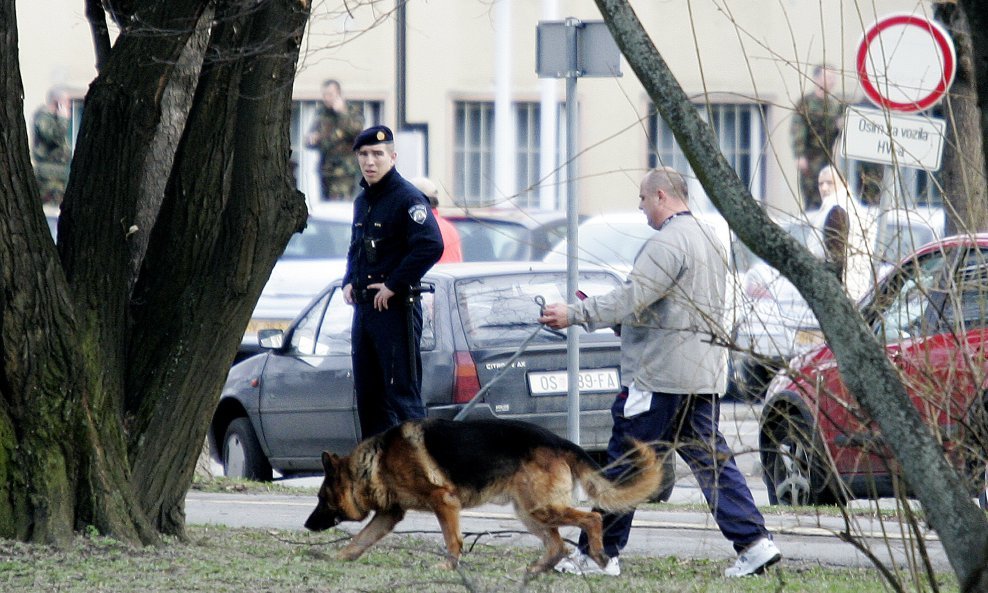 bomba osijek policijski pas