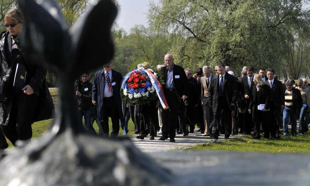 Jasenovac logoraši polažu vijenac