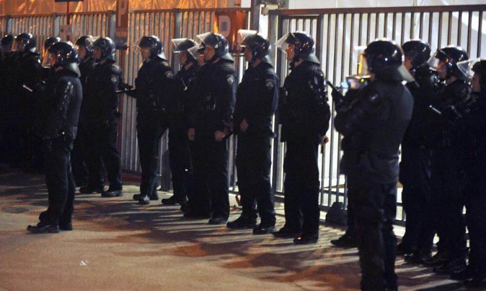 Zapadna tribina Dinamovog stadiona u okruženju specijalne policije