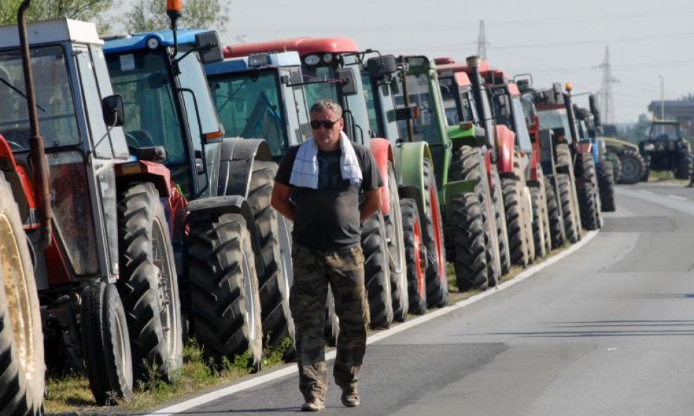 Nezadovoljni seljaci blokiraju ceste (9)