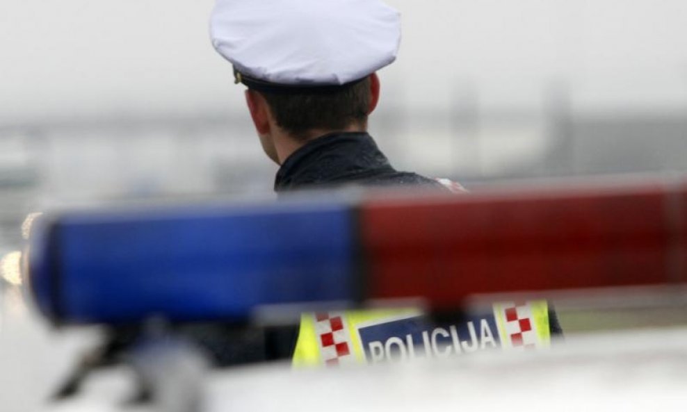 hrvatski policajac s leđa