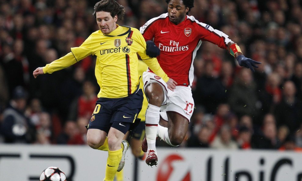 Leo Messi (Barcelona) vs . Alex Song (Arsenal)