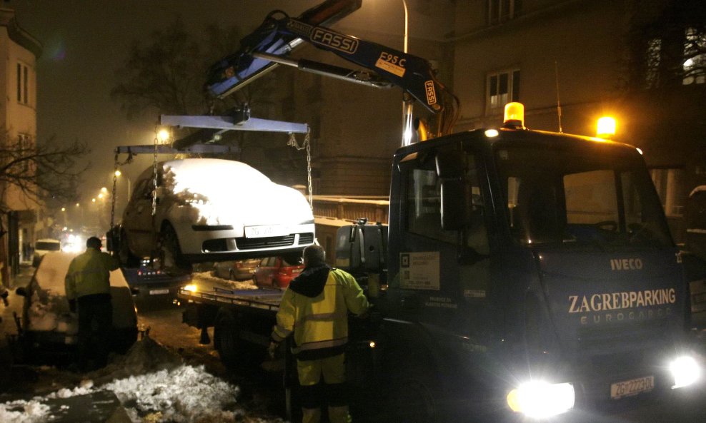 Pauk odnosi nepropisno parkirani automobil