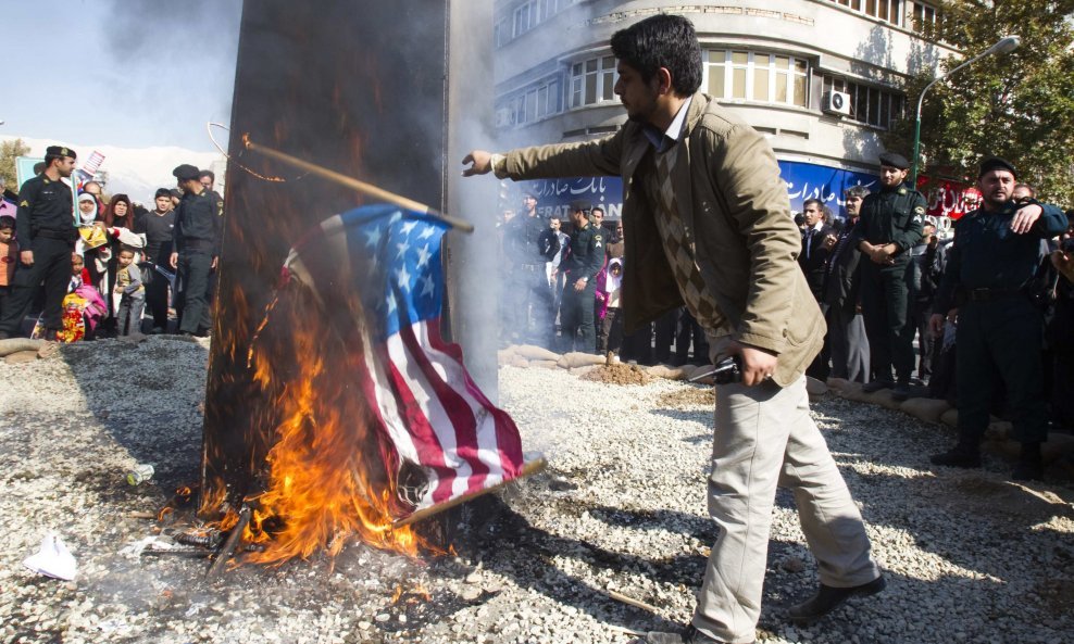 Paljenje američke zastave u Teheranu