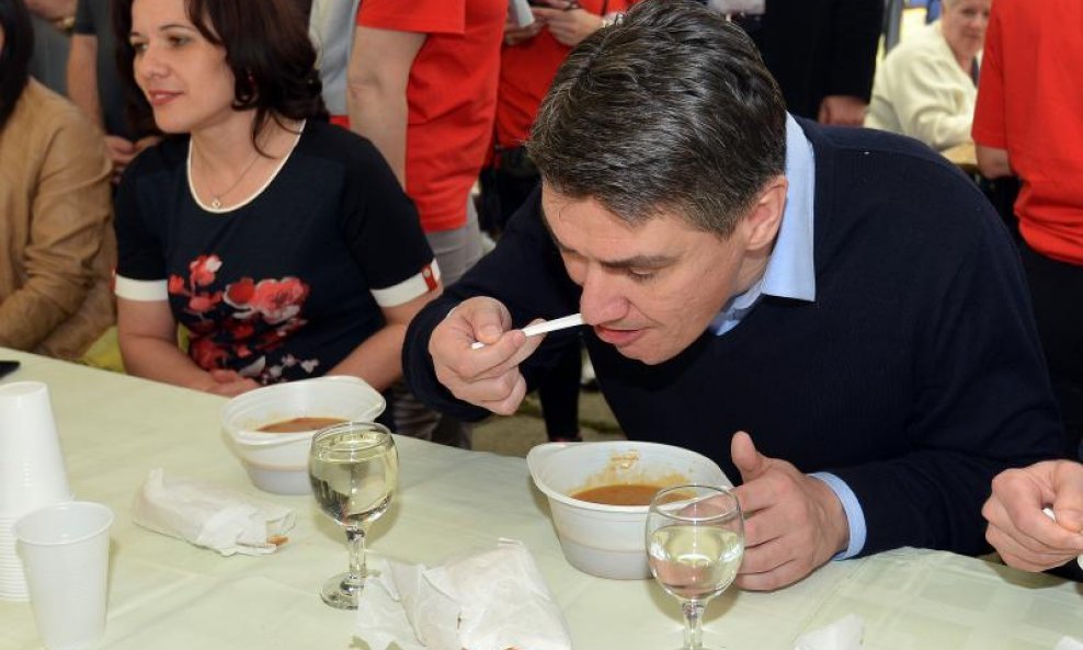 Zoran Milanović jede prvosvibanjski grah na proslavi u Varaždinu 1. 05. 2014.