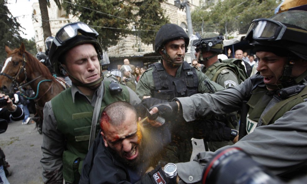 Izraelski vojnici suzavcem prskaju palestinskog prosvjednika