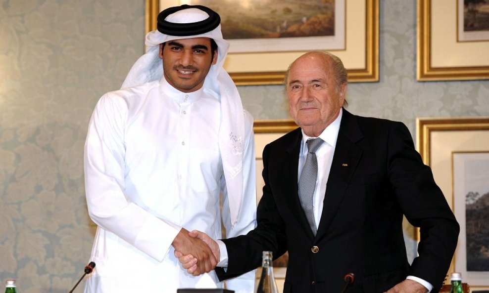 Sepp Blatter (d) i šeik Mohammed Bin Hamad Al Thani