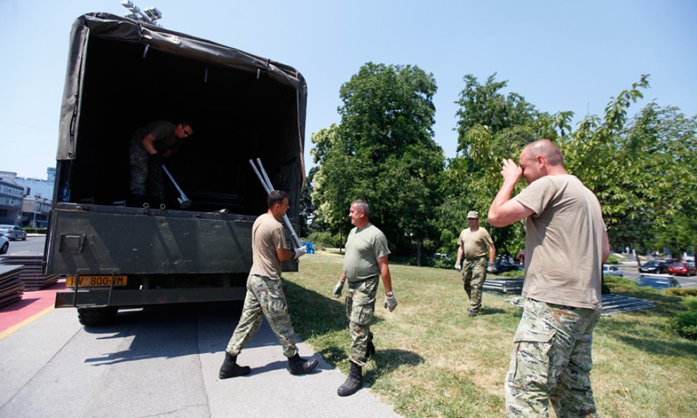 Montiranje tribine na Vukovarskoj (1)