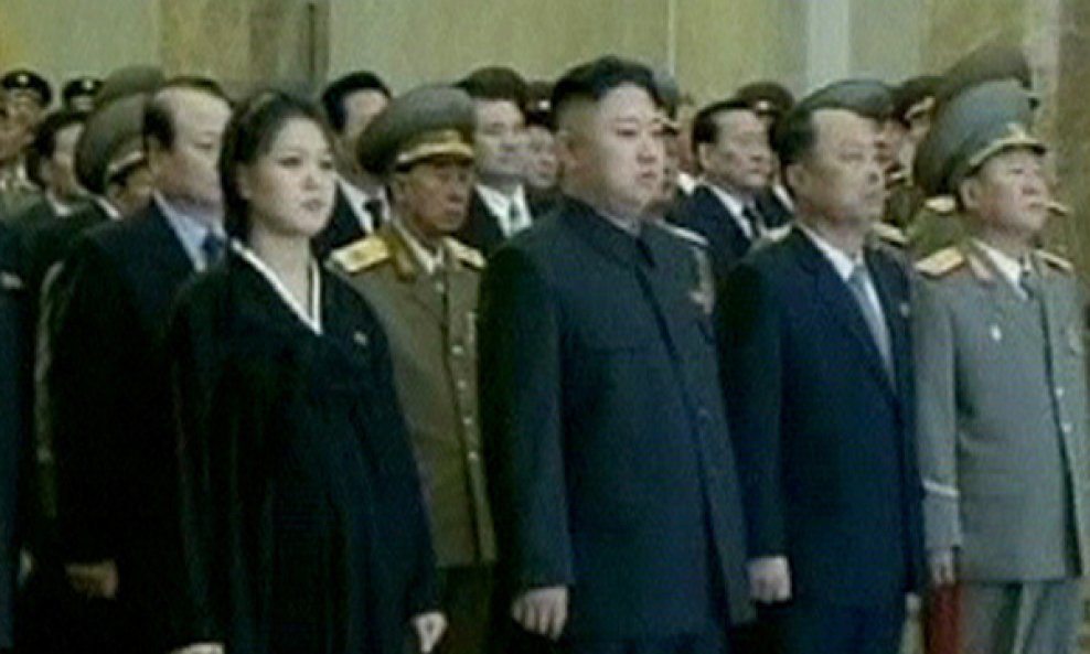 Kim Jong-un sa suprugom
