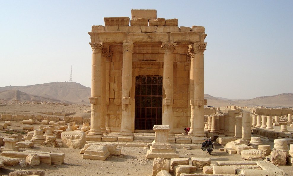 A general view shows the temple of Baal Shamin in the historical city of Palmyra, Syria October 26, 2009. Islamic State's demolition of an renowned ancient Roman temple in the Syrian city of Palmyra is a war crime that targeted an historic symbol of the c