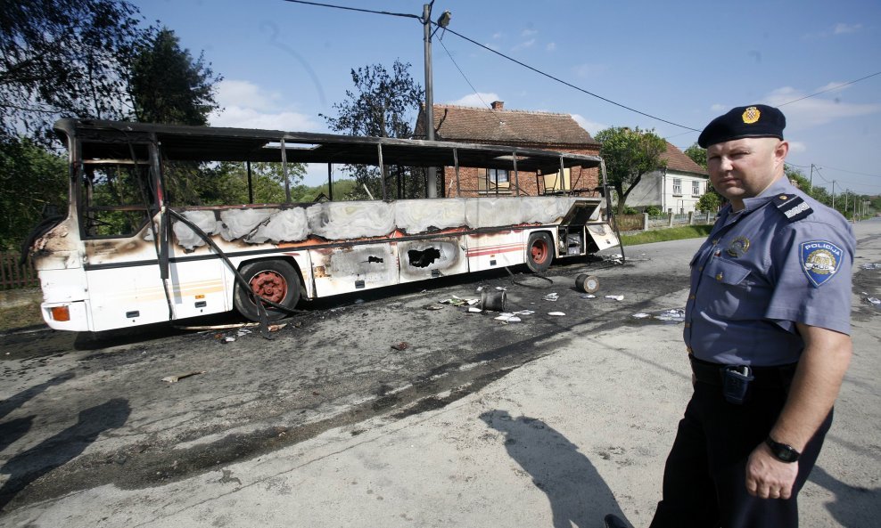 zapaljeni školski autobus