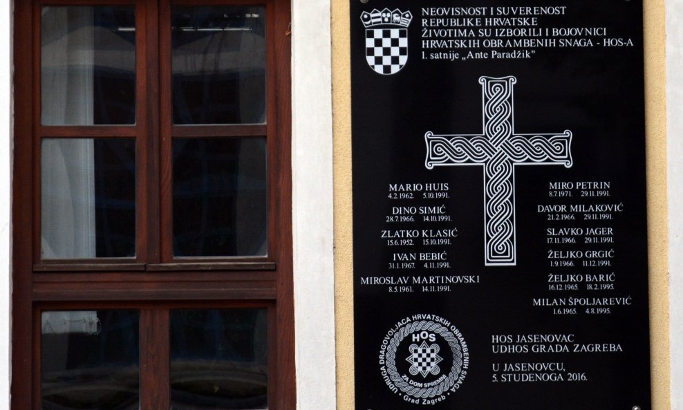 Ploča HOS-a s pokličem 'Za dom spremni' postavljena je lani u Jasenovcu
