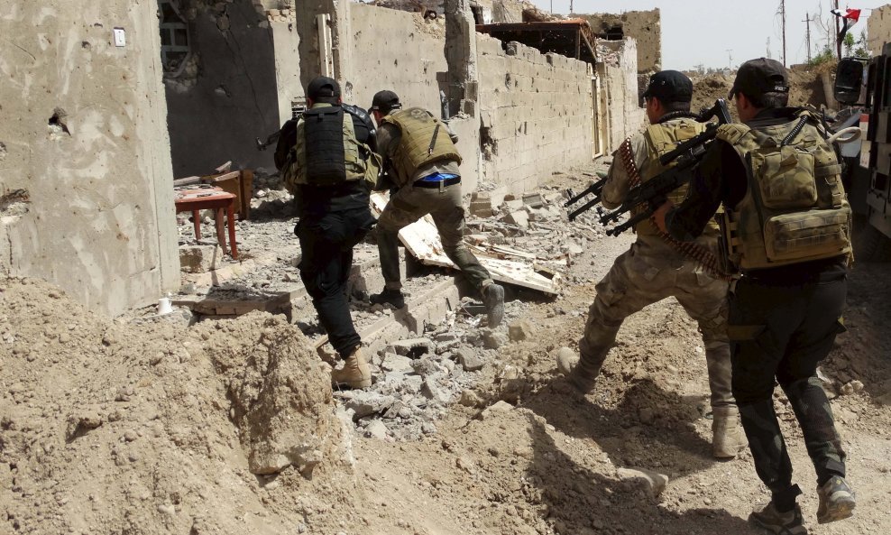 Iraqi security forces make their way during a patrol looking for Islamic State militants on the outskirts of Ramadi April 9, 2015. REUTERS/Stringer