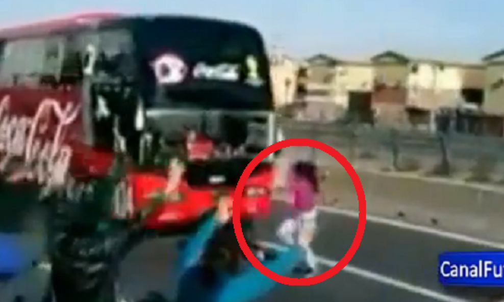 Čileanska navijačica istračala je pred bus