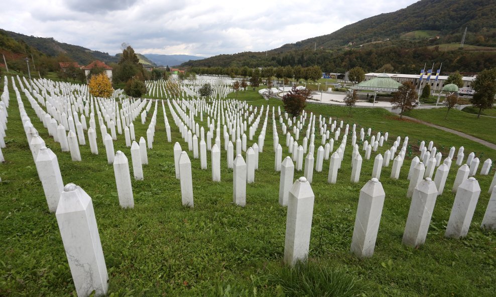 Na komemoraciju u Srebrenici stižu tisuće sudionika