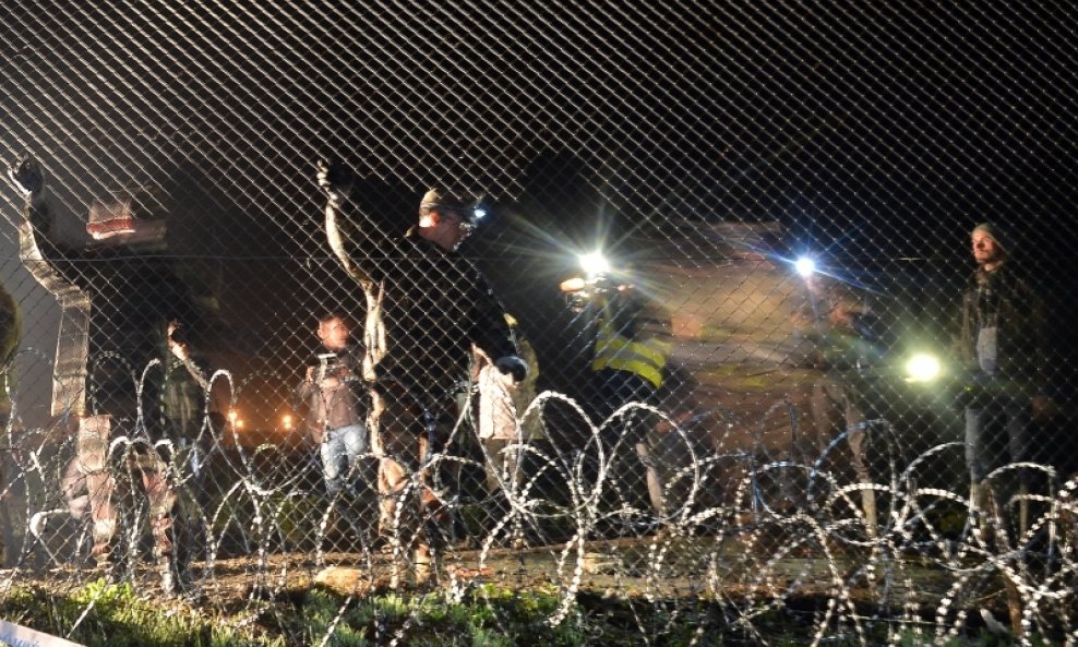 Mađarska granica opasana žicom