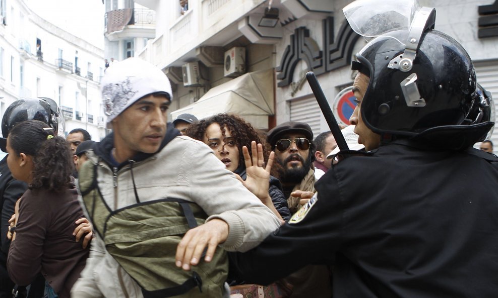 Više od 300 osoba je uhićeno u zadnja 24 sata u Tunisu gdje se treću noć za redom sukobljuju provjednici i policajci
