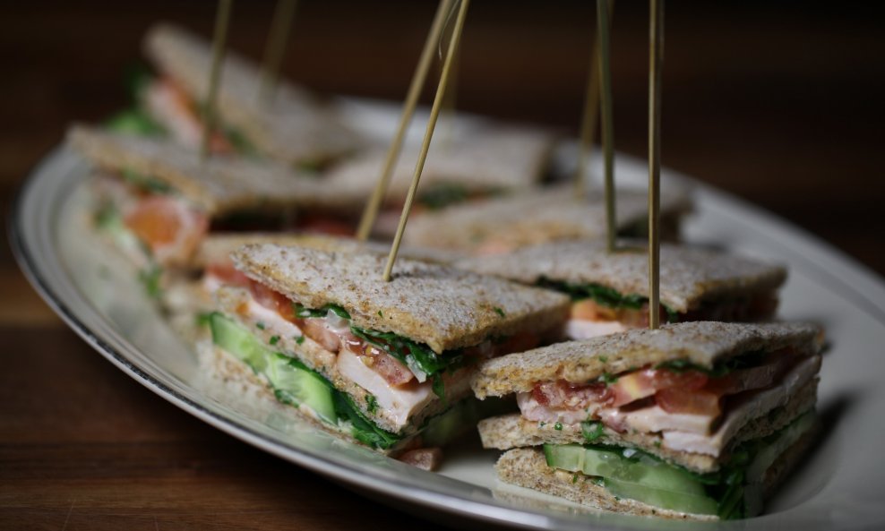Clubsandwich with smoked chicken and cucumber_00
