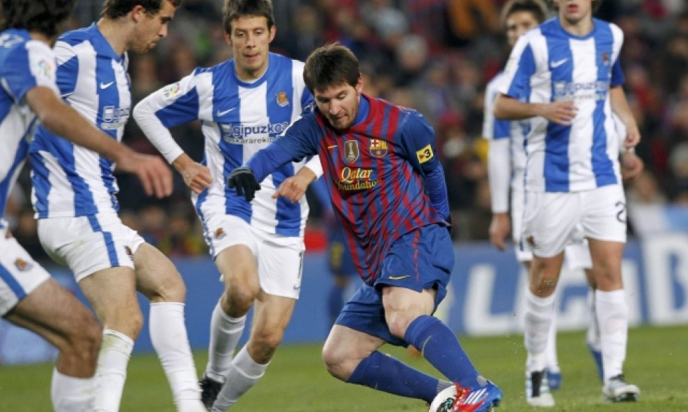 Lionel Messi okružen igračima Sociedada