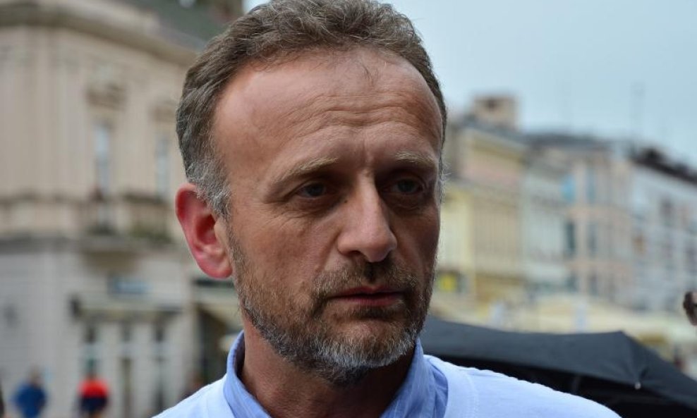  Mijat Stanic, predsjednik Nezavisnog cestarskog sindikata, Zeljko Stipic, predsjednik Sindikata zaposlenika u hrvatskom skolstvu Preporod, Darko Maras, predsjednik Nezavisnog sindikata Socijalna pravda i sindikalni povjerenici sindikata sudionika Gradans