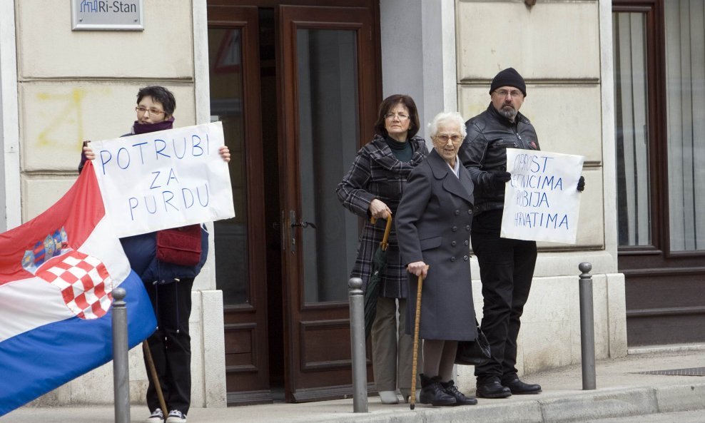 Prosvjed ispred srbijanskog konzulata u Rijeci za oslobađanjem hrvatskog branitelja Tihomira Purde