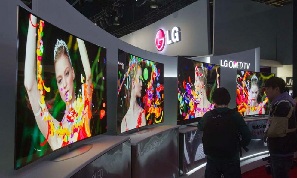 LG je predstavio prvi svjetski fleksibilni OLED televizor, na kojem je daljinskim upravljačem moguće kontrolirati kut zakrivljenosti kako bi se poboljšalo iskustvo gledanja.