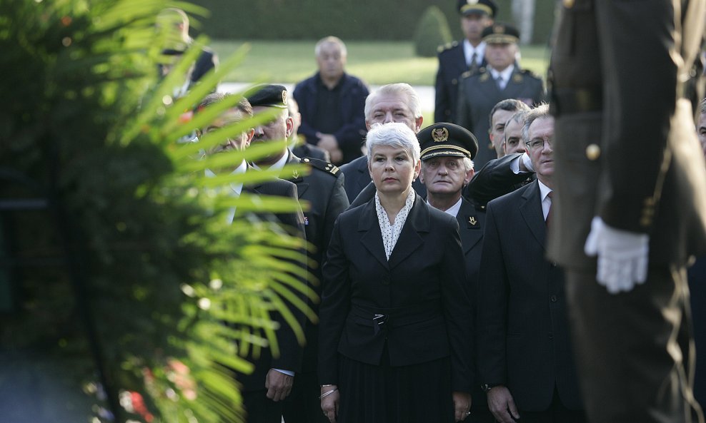 Povodom Dana neovisnosti premijerka Jadranka Kosor polozila je vijence na spomenik Glas hrvatske zrtve-Zid boli na Mirogoju, na Aleji poginulih branitelja,te grobu Franje Tudjmana