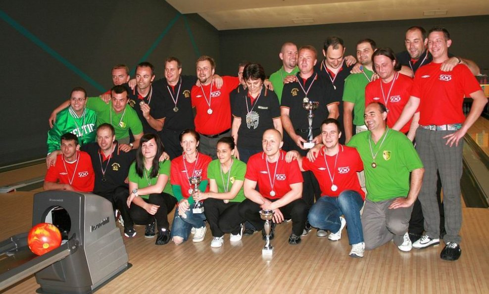 Bowlingaši Zapada u tamnim, BK 300 u crvenim, a Nomada u zelenim majicama