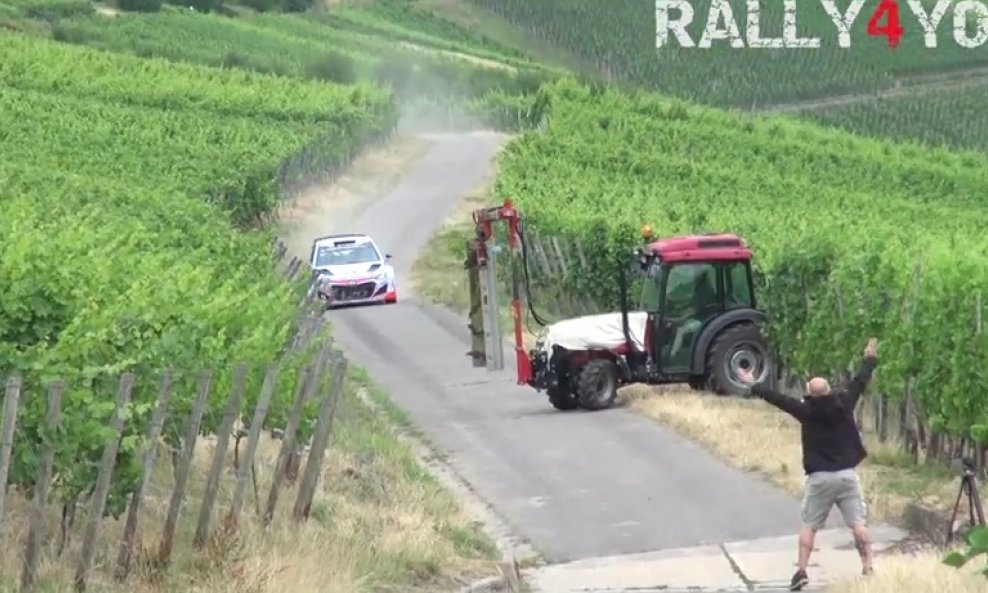 Neuville i traktor