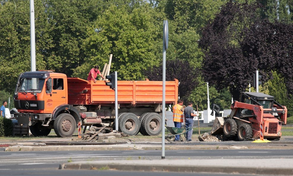 Radovi Zagreb, kamion, radnici