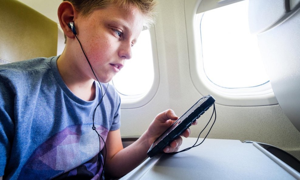 dječak mobitel slušalice avion zrakoplov