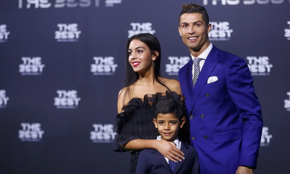 Cristiano Ronaldo sa sinom Cristianom Ronaldom Jr. i Georginom Rodriguez