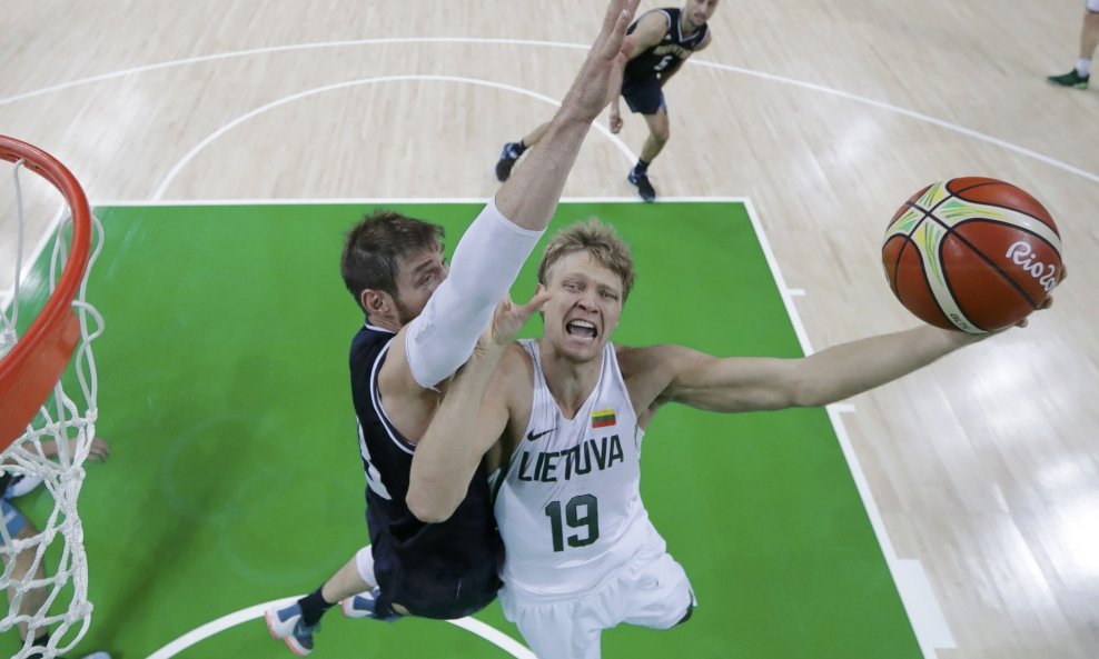 Mindaugas Kuzminskas i Andres Nocioni