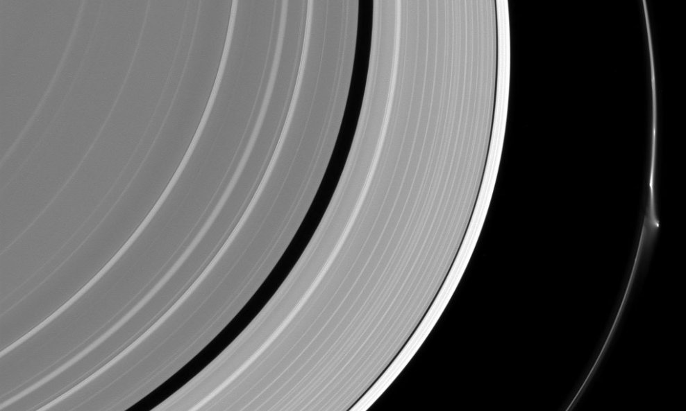 Saturn-prsten-F