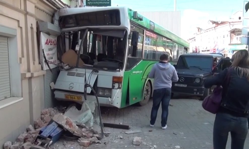 Autobus se zabio u kuću