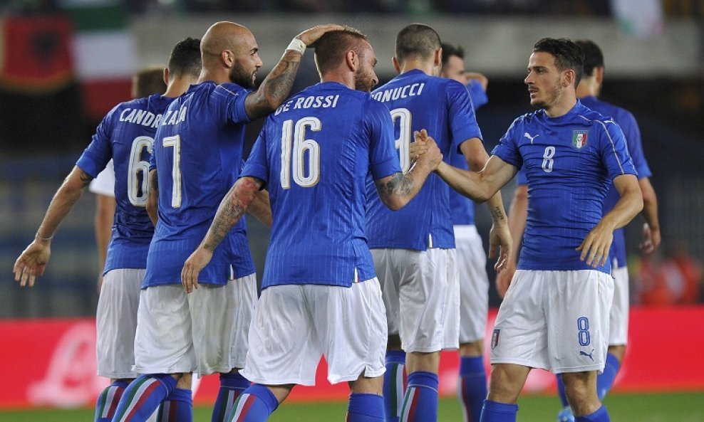 Italija slavi gol De Rossija