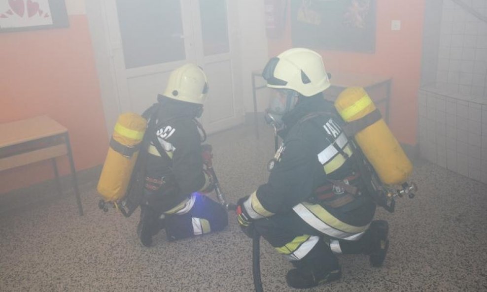 Vatrogasci održali pokaznu vježbu evakuacije i gašenja požara u OŠ Galdovo (1)