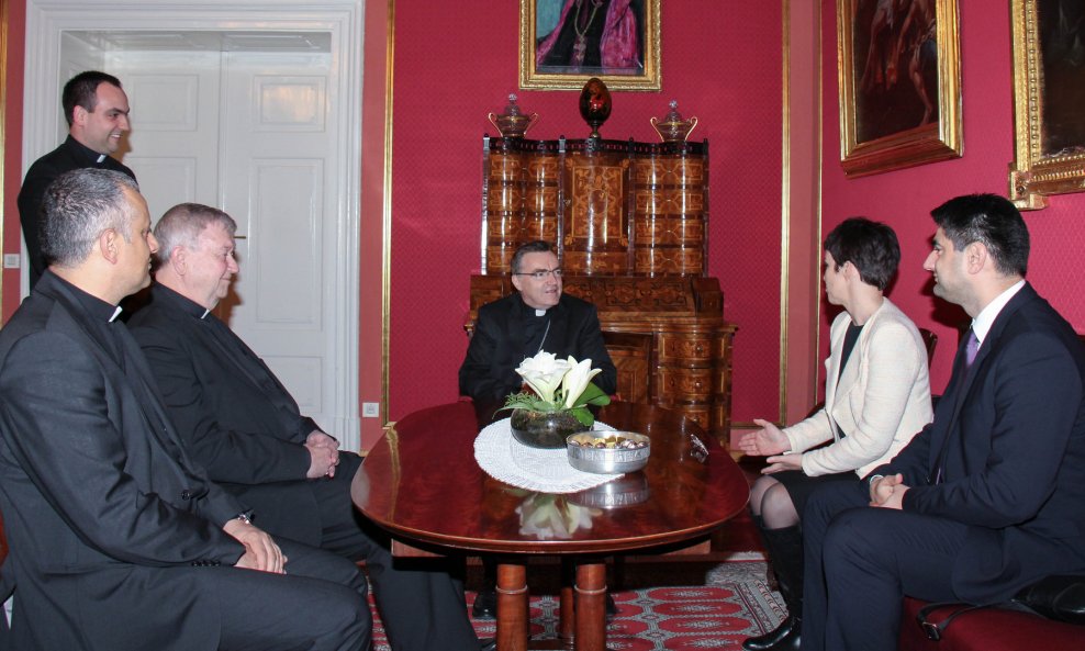 Kardinal Bozanić sa Sinišom Kovačićem i Katarinom Periša Čakarun