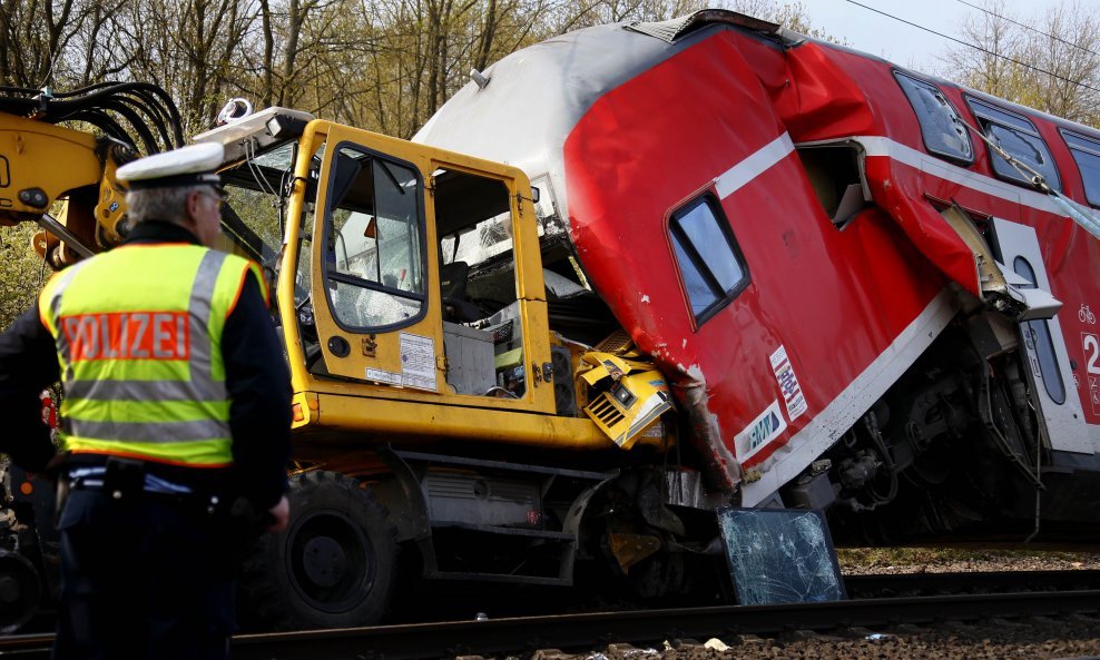 željeznička nesreća sudar vlaka i rovokopača