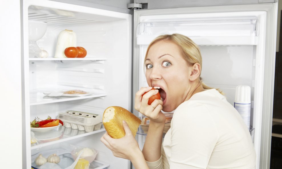 žena hrana frižider