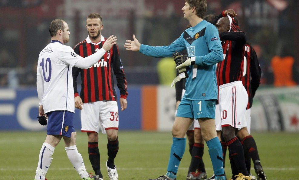 David Beckham (u crveno-crnom dresu) mogao je gledati kako Rooney i Van der Sar slave zbog pobjede u Milanu