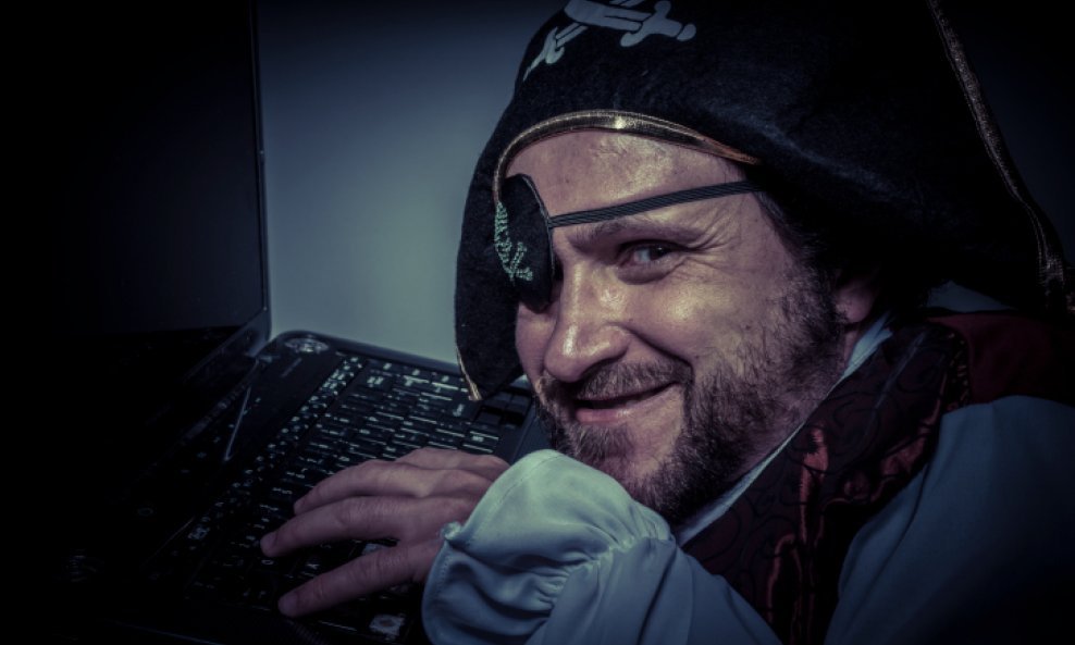 pirati gusari računalo laptop internet