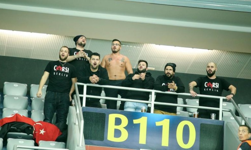 Navijači Beškitaša su ludi za nogometnim klubom, ali ne i za rukometnom momčadi