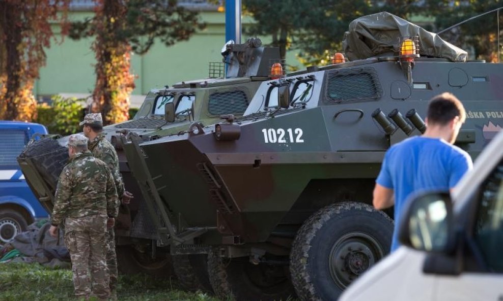 Brežice, oko prihvatnog centra za izbjeglice razmjestila se Slovenska vojska (10)