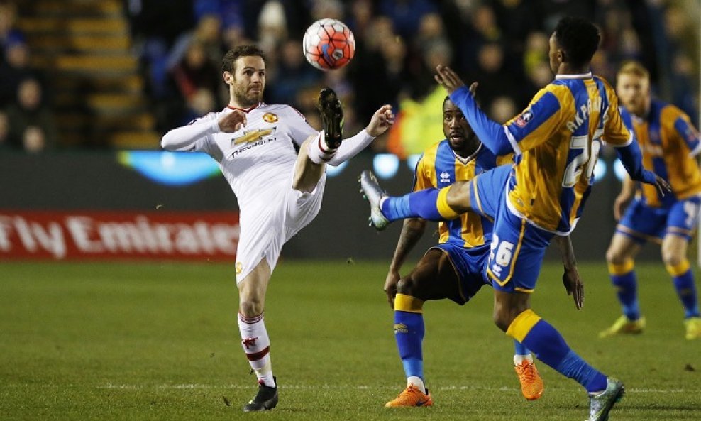 Manchester United Juan Mata i  Jean-Daniel Akpa Akpro Shrewsbury Town