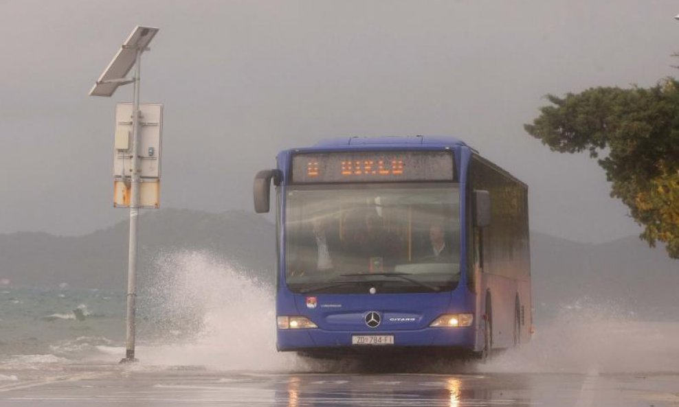  Zadar - Olujno jugo popraćeno jakom kišom i visokom plimom (6)