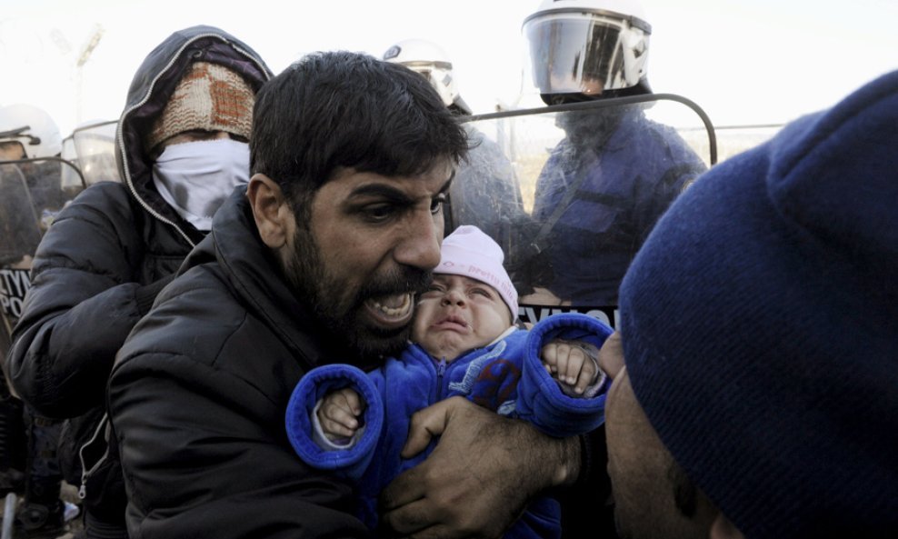Izbjeglička kriza - migranti stigli na grčko-makedonsku granicu. REUTERS - Alexandros Avramidis