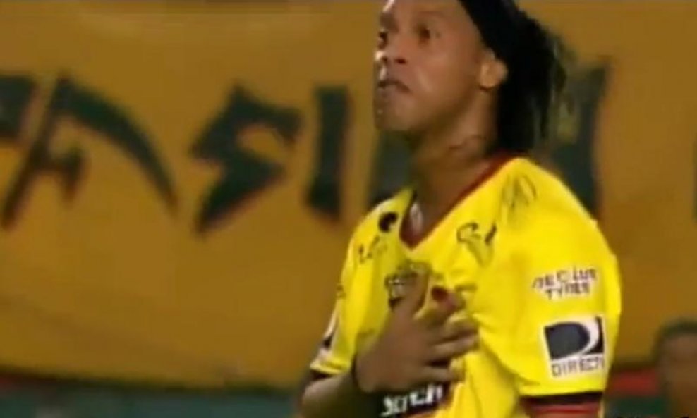 Ronaldinho ganut navijačkim ovacijama