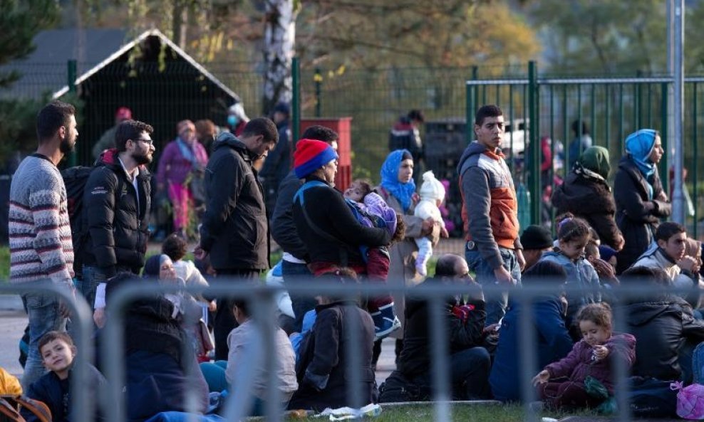 Brežice, oko prihvatnog centra za izbjeglice razmjestila se Slovenska vojska (2)