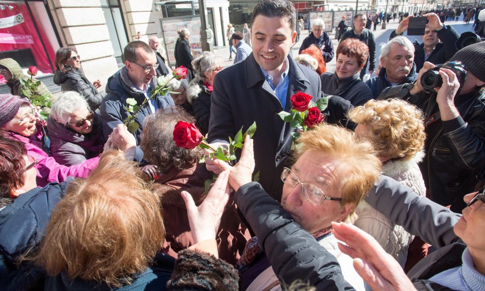 Šef SDP-a danas je u Rijeci dijelio ruže povodom Dana žena